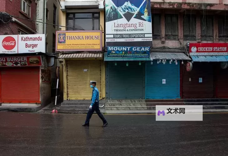 震撼街头门：城市夜色中的惊艳新景象图1