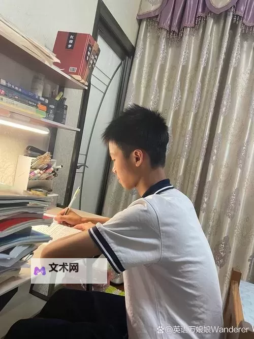 趣味短片:坐在学长的巧克力棒上写作业视频引发热议图1