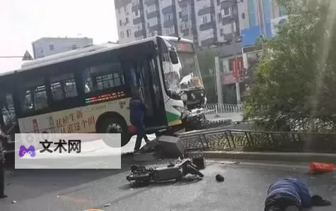 在公交车上被撞了八次:一次意外的反复遭遇图1