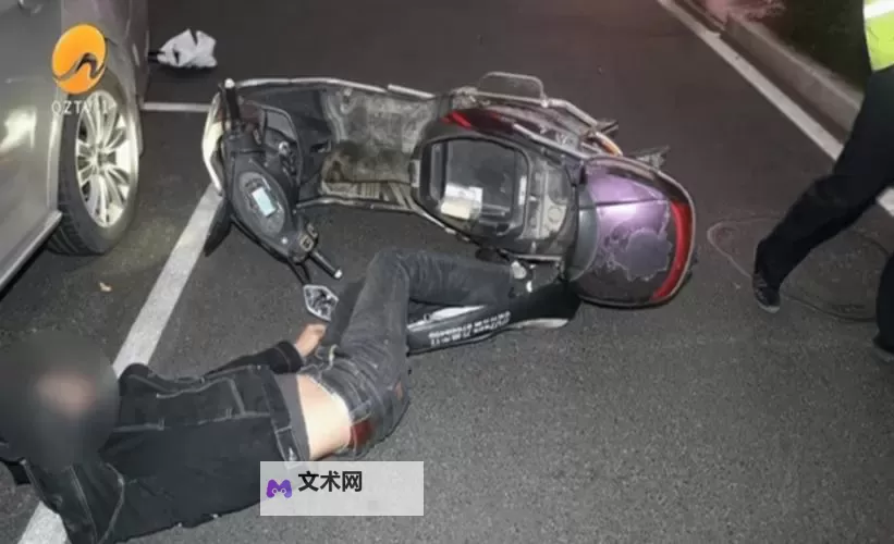 醉驾男子撞翻车又爬回车内酣睡，事发现场惊呆众人图1