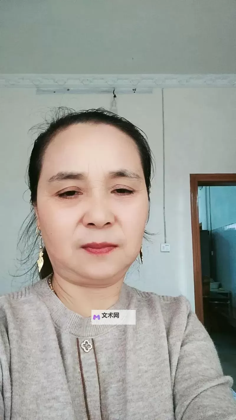 中国老太婆巧手编织温暖生活的故事图1