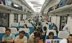 坐在长途汽车的最后一排，静听旅途的低语