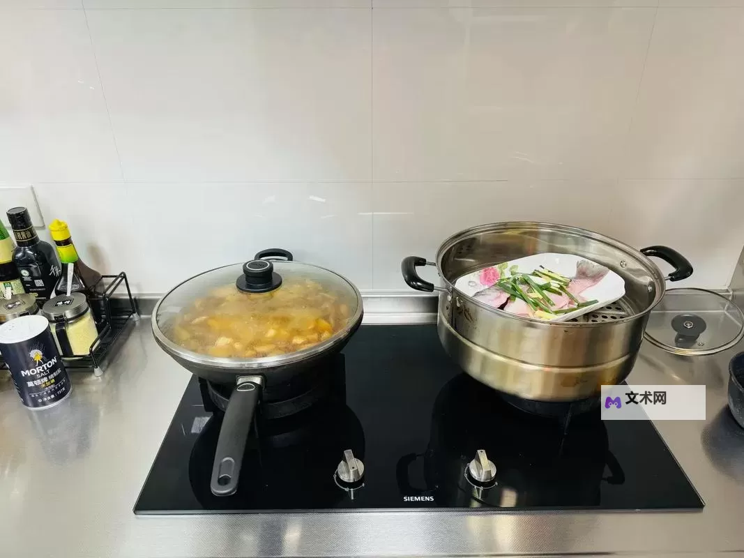 在厨房做了美味晚餐的温馨时刻图1