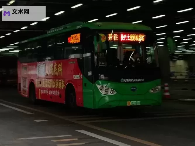 在公交车一个接一个高C：都市生活的快节奏与韵味图1