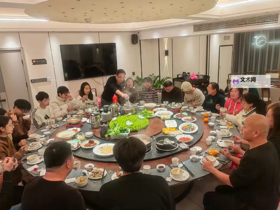 坐着吃饭还连在一起:家庭用餐的温馨时光图1