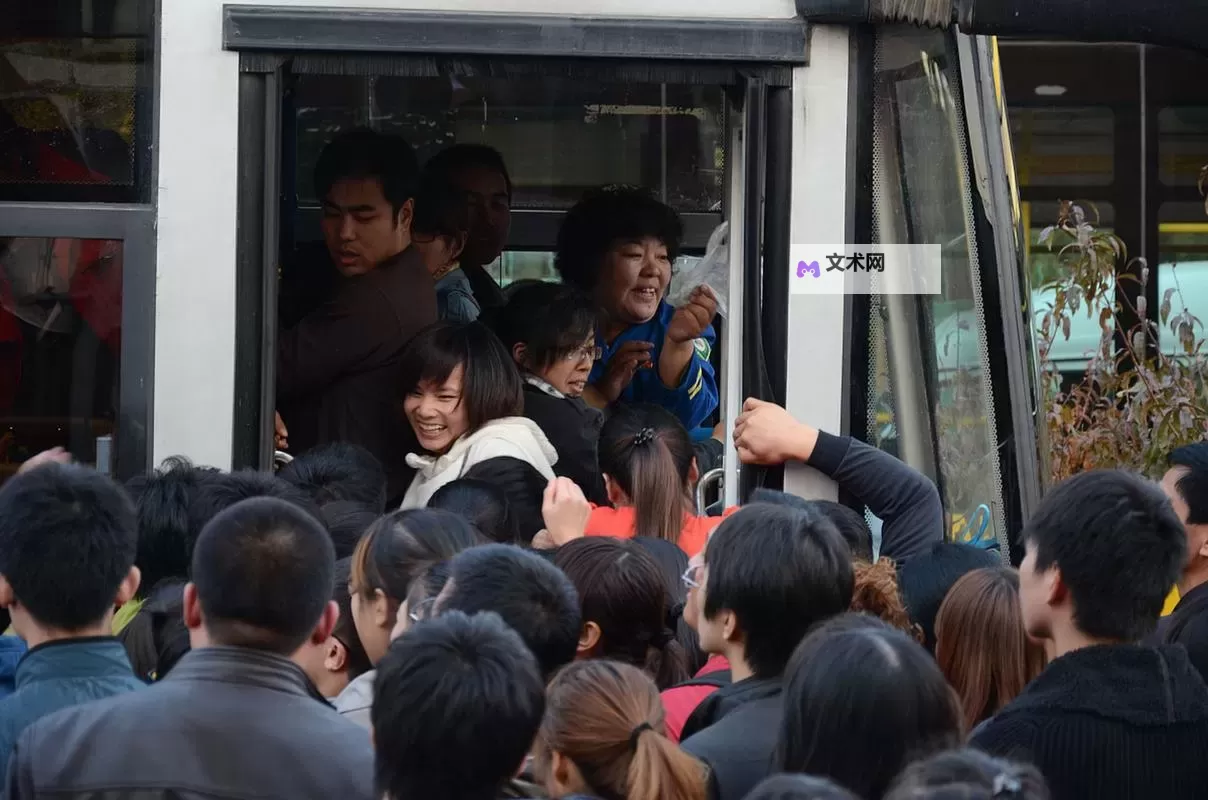 《拥挤的公交车：城市生活的缩影》图1