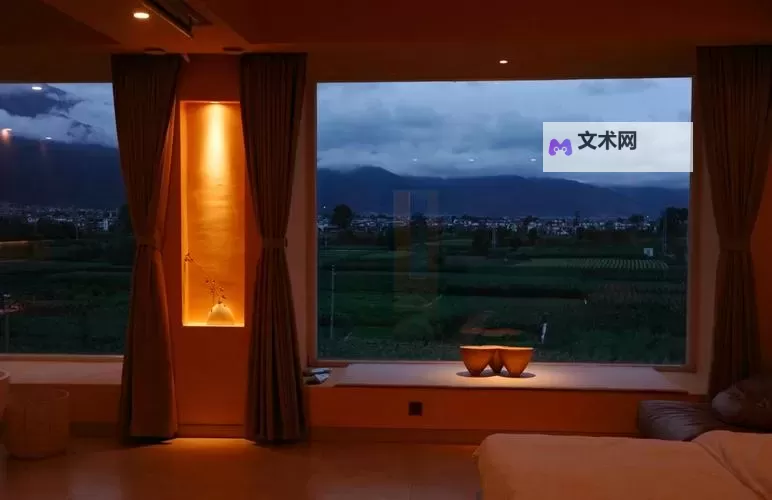 在酒店落地玻璃窗前做的浪漫时光：城市夜景中的惬意片刻图1
