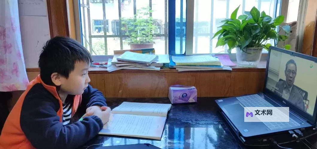【趣味视频】坐在学长的紫根上写作业，萌趣瞬间全记录图1