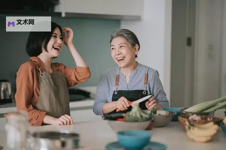 中午妈妈在厨房做饭的温馨时光图1