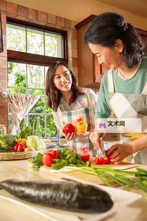 中午妈妈在厨房做饭的温馨时光图1