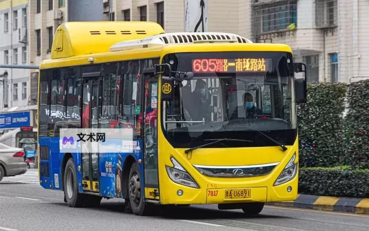 在公交上跳d突然开了：惊险瞬间让人心跳加速图1