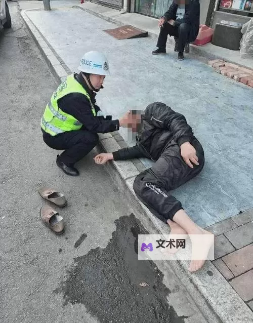 醉驾男子撞翻车又爬回车内酣睡，警方紧急处理引发关注图1