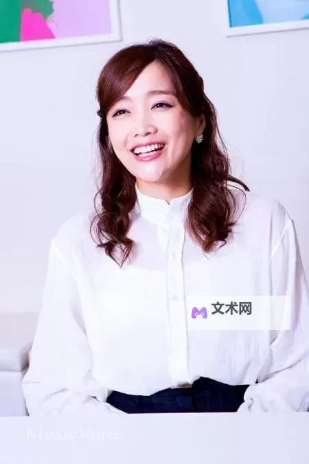 佐藤江梨花：闪耀时尚舞台的新锐偶像图1