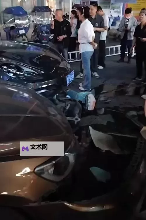 在车里被撞了八次高黄:一次意外中的不凡经历图1
