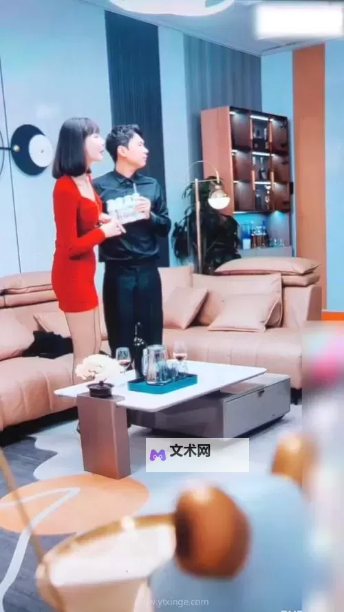 精彩瞬间！双人打扑克不盖被子视频曝光图1