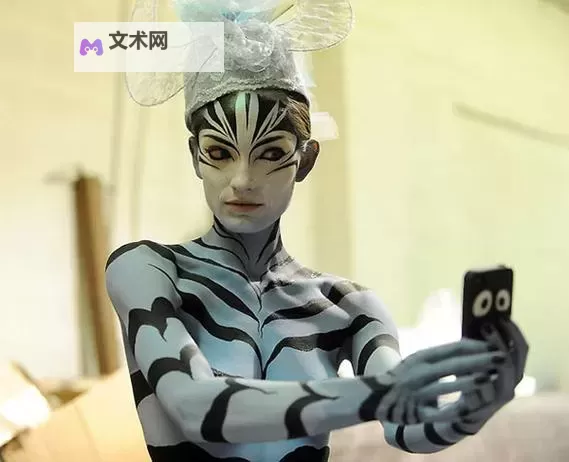 探索极限之美：最大胆女人体艺术的前沿创作图1