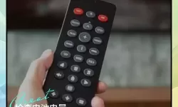 在街上他突然按了遥控器：城市灯光瞬间切换出另一段人生