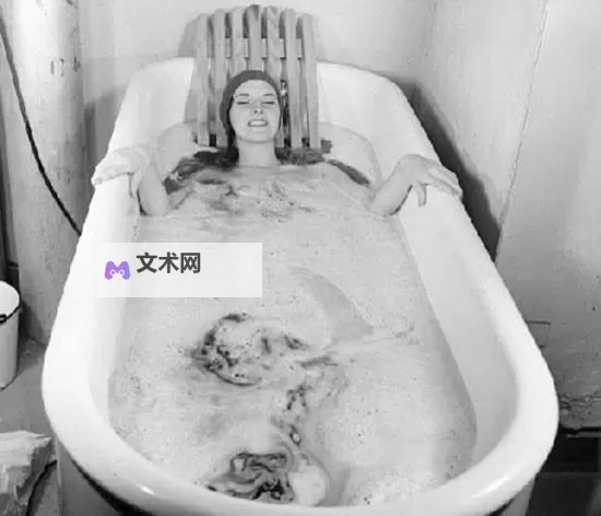雾港夜语:浴室少女巨人观二十天的镜中幻影图1